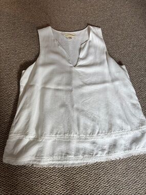 Cloth & Stone White V-Neck Sleeveless fringed blouse
